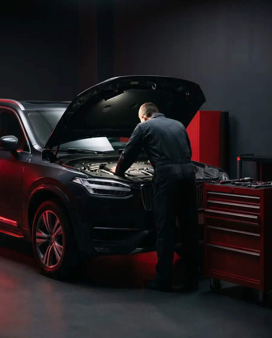 Mecânico da V7 Motorsport trabalhando no motor de um SUV
